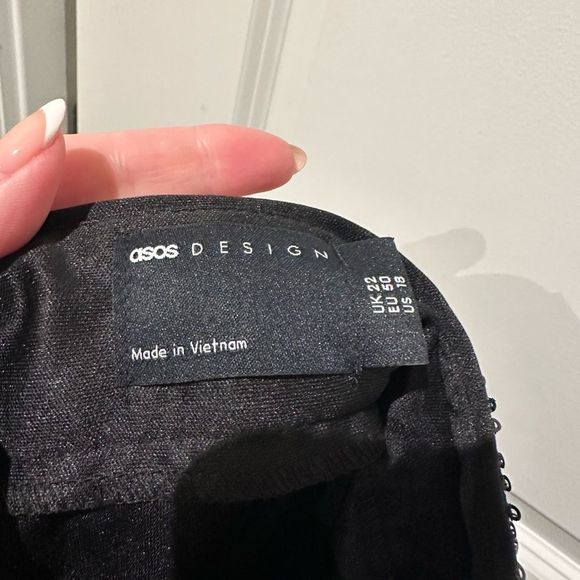 ASOS DESIGN Curve Straight sequin ankle grazer pants in black - Picture 5 of 6